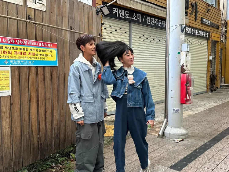 楊繡惠（右）擔任廣告女主角，一開場用假髮甩了阿翔一巴掌。民視提供