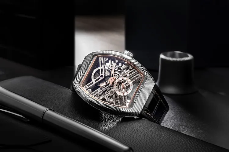 FRANCK MULLER Vanguard Damascus Steel Sincere Platinum Jubilee Edition，42.5*52.7mm，大馬士革鋼Vanguard錶殼，手工縫製黑色鱷魚皮錶帶，MVT FM 1740-VS2鏤空機芯，動力儲存7日，防水深度30米，全球限量28只，173萬6000元。品牌提供