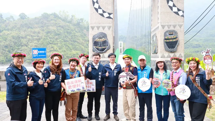 高雄市長陳其邁8日前往茂林區，為布魯布沙吊橋改建拓寬完成剪綵啟用。原民會提供