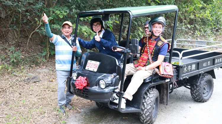 農運車是桃源、那瑪夏及茂林三個原民行政區特有的農用交通工具，能幫助部落農民更快速將農產品送至市區，減輕運輸負擔。原民會提供