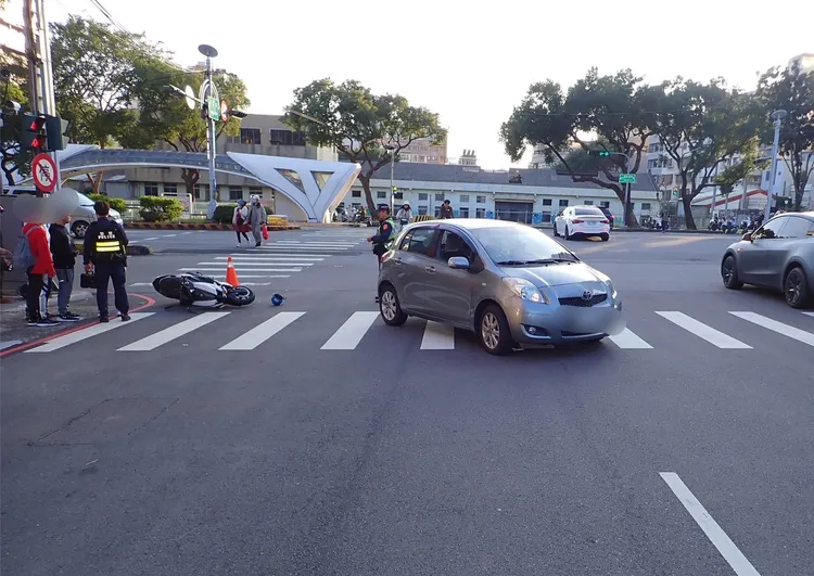 事故發生在台灣大道與永福路口。民眾提供