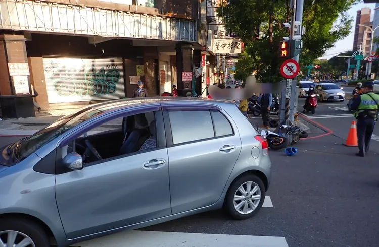 自小客車右轉時與直行機車碰撞。民眾提供