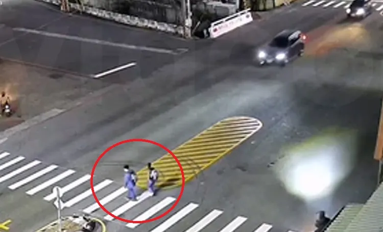 2名學生走到中間時停下來，確定轎車禮讓才快步通過，沒想到仍被機車撞。民眾提供