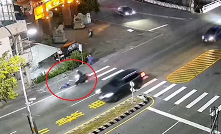 女學生被機車撞翻倒地。民眾提供