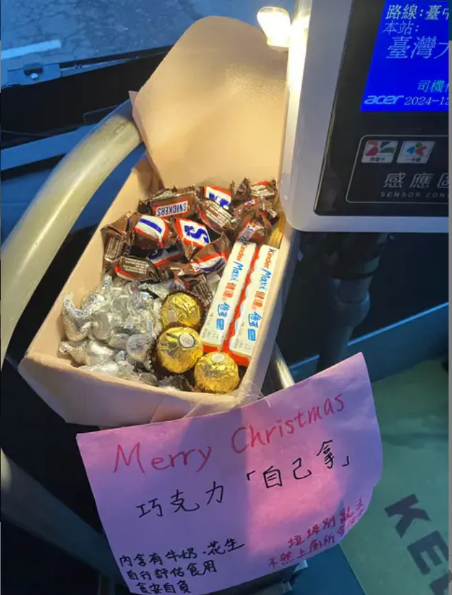 台中一名公車司機聖誕節當天，在刷卡機旁放了「巧克力驚喜」。翻攝Dcard論壇