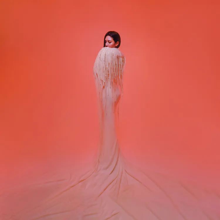 艾怡良以白色燭火化身時尚女神。環球音樂提供