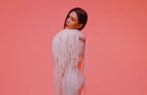 艾怡良化身蠟燭時尚女神　驚吐最擅長竟是心碎