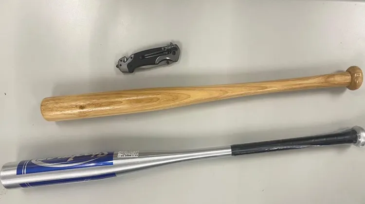 警方查扣兩派人馬鬥毆使用的球棒及摺疊刀。警方提供