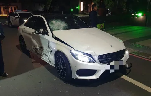 女友疑劈腿!2男深夜談判變群毆 百萬轎車互撞砸爛!警速逮8人