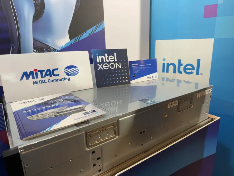 神雲科技MiTAC TYAN TN85-B8261。呂承哲攝