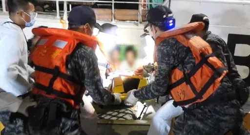 搶救中國籍漁工!海巡航行900浬救援 今抵高雄港