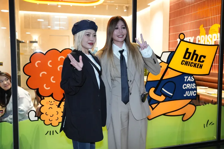 金曲歌后A-Lin、戴愛玲一同入場。