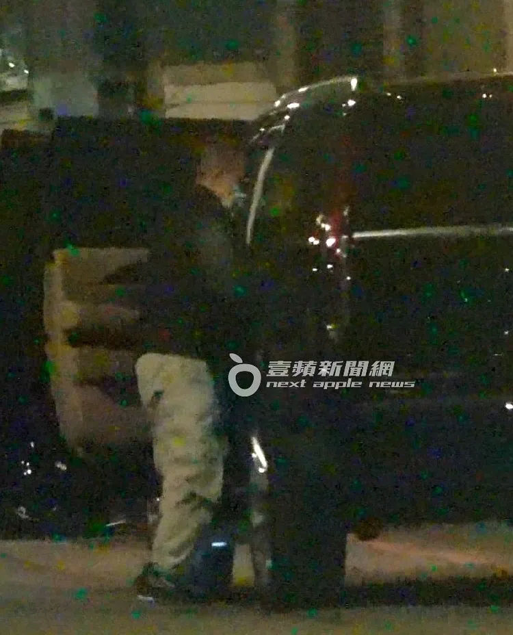 不到5分鐘，司機將座車開出，隨即開始整理兩人坐過的後座。特勤中心攝