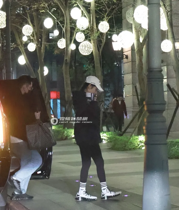 小鮮肉（左）跟在後方，陪伴蕭亞軒。特勤中心攝