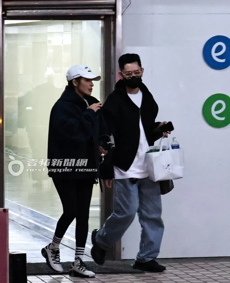 蕭亞軒（左）與小鮮肉往座車走去，一路都在聊天。特勤中心攝