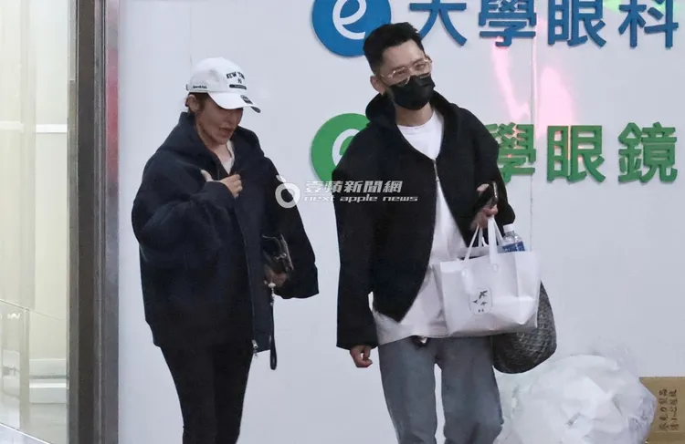 蕭亞軒（左）用右手拍了拍胸口，小鮮肉笑了出來。特勤中心攝