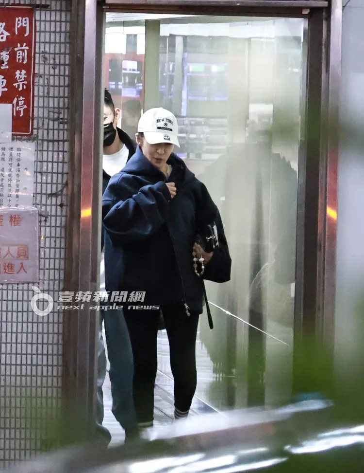 過了3天，記者又捕獲蕭亞軒從同一棟大樓離開，後方跟著同一位小鮮肉。特勤中心攝