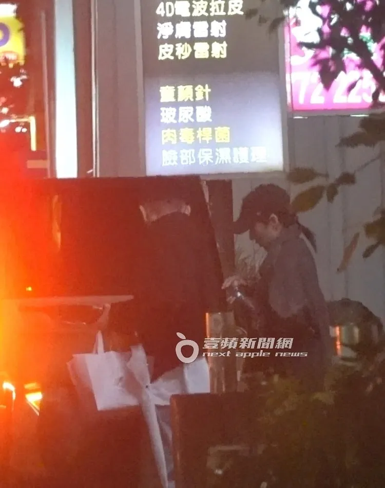 蕭亞軒（右）從一棟商辦大樓步出上車，一旁還有小鮮肉幫忙攙扶。特勤中心攝