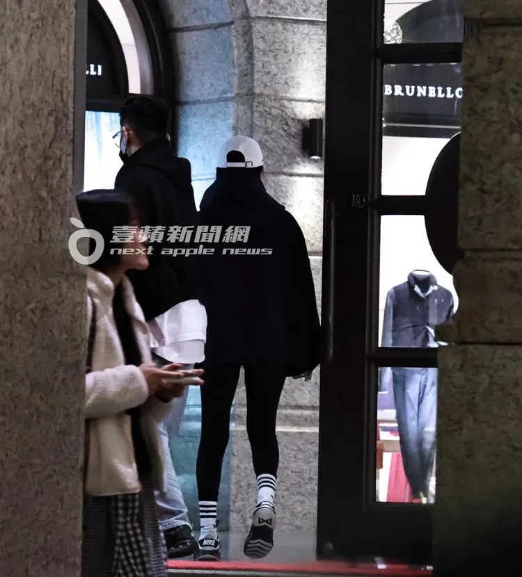 兩人隨即走進貴婦百貨共進晚餐。特勤中心攝