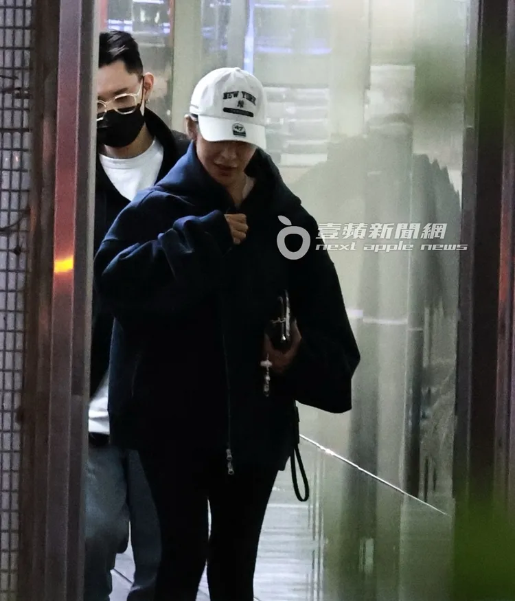 蕭亞軒（右）當晚看起來心情不錯，邊拉外套，跟小鮮肉有說有笑。特勤中心攝