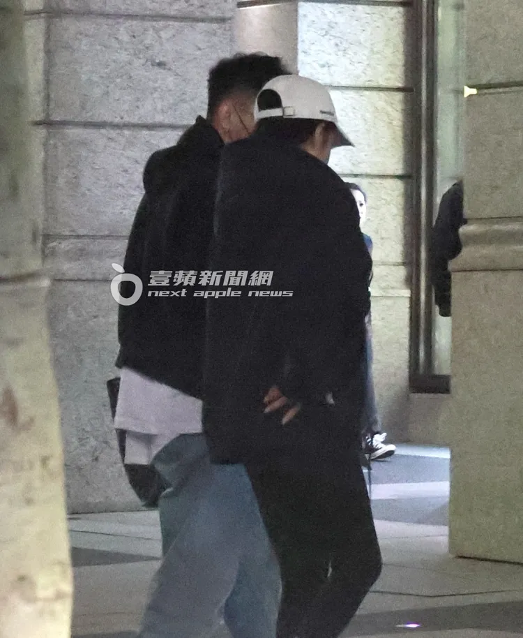 兩人並肩走進貴婦百貨，蕭亞軒（右）將手放在臀腰間減緩疼痛。特勤中心攝