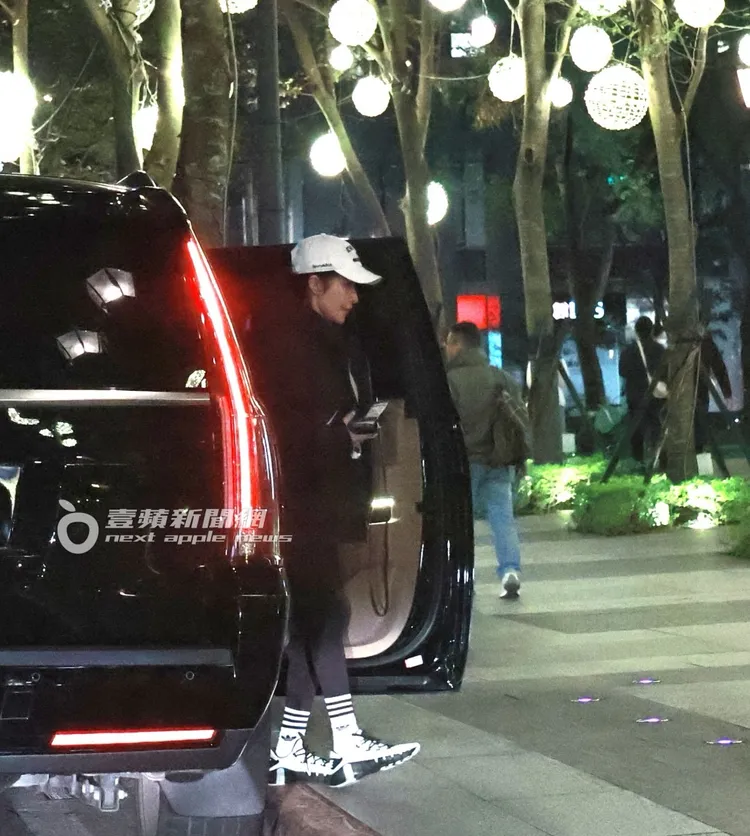 蕭亞軒坐車到貴婦百貨，緩慢下車。特勤中心攝