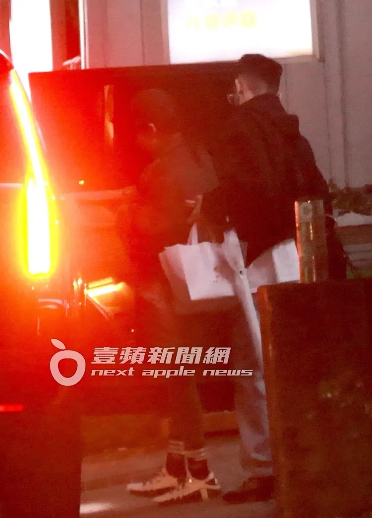 蕭亞軒（左）腳步緩慢上車，小鮮肉在一旁耐心等候。特勤中心攝