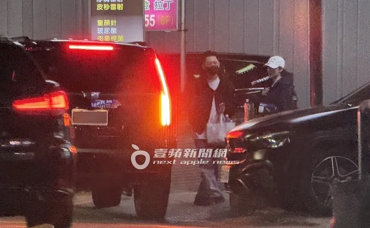 蕭亞軒（右）在小鮮肉陪伴下，準備上車離開東區。特勤中心攝