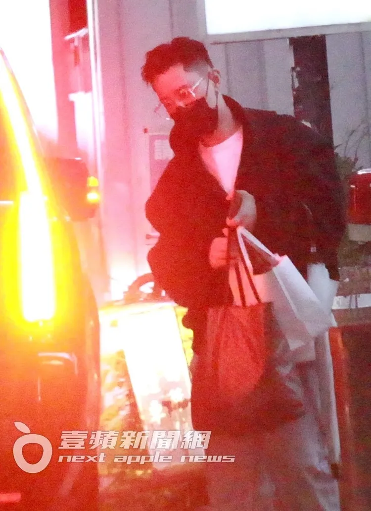 小鮮肉手拿價值約10萬元的GOYARD Saint Louis PM包包陪伴蕭亞軒。特勤中心攝