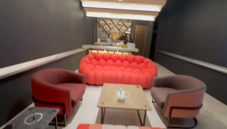 獨家開箱台北大巨蛋VIP包廂，圖為休息沙發區。圖／讀者提供