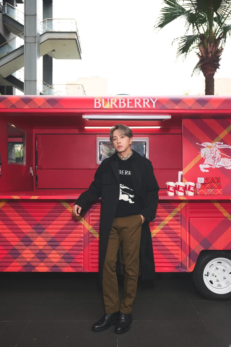 坤達搶先體驗Burberry節慶限定餐車。品牌提供