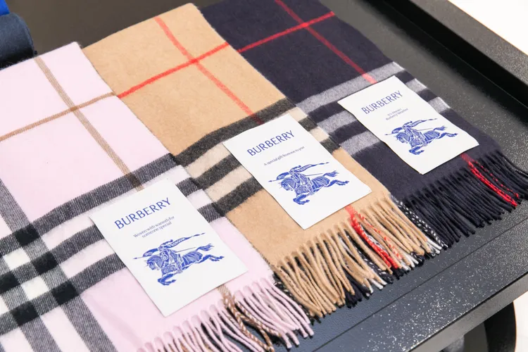 Burberry喀什米爾圍巾。品牌提供