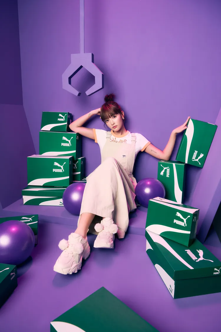 王淨穿著PUMA Downtown寶貝短袖T恤1080元、Downtown吊帶裙2580元。品牌提供
