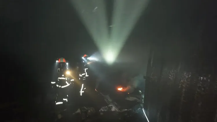 消防局昨晚透過空拍穿越機進入火場飛行拍攝。民眾提供