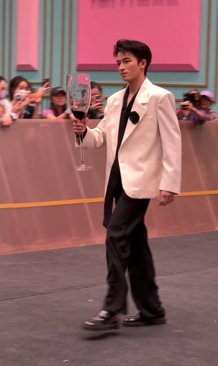 王星越帥氣登場。王思穎攝影