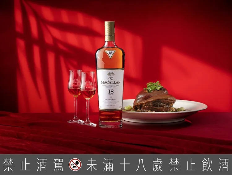 麥卡倫經典雪莉桶18年的質地與生薑、葡萄乾的沈穩韻味，化解蹄膀產生的黏滯感，在口中迎來更低迴悠長的餘韻。業者提供