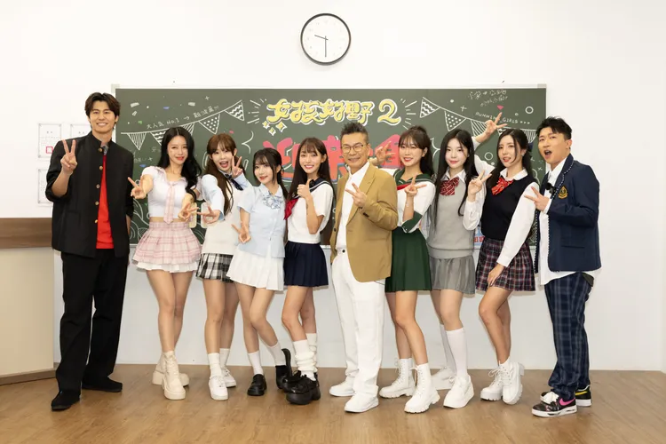 風田（左起）、李雅英、Yuri陳怡叡、ㄧ粒、林襄、沈玉琳、安芝儇、趙娟週、南珉貞、張立東。東森提供