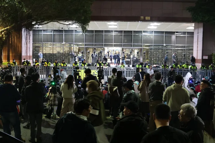 京華城案偵結 小草聚集在北檢外要求釋放柯文哲。李俊毅攝