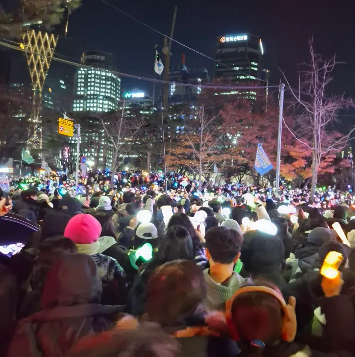 數十萬人上街抗議。Reddit