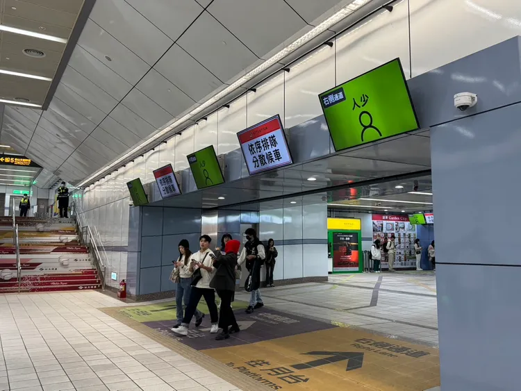 國父紀念館出口5連通道，設有人流顯示面板，旅客可即時透過螢幕了解車站人潮狀況。記者張綵茜攝