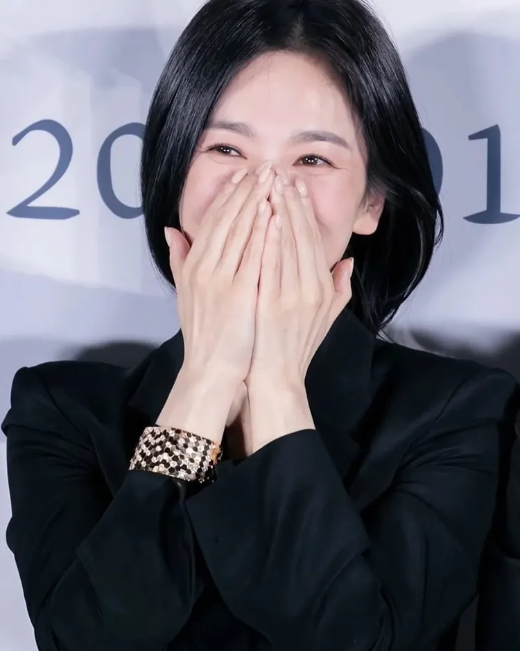 宋慧喬戴上CHAUMET Bee My Love系列18K玫瑰金手環，為一身黑色穿搭增添亮點。翻攝kyo1122__fan IG