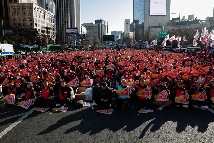 尹錫悅無預警宣布戒嚴引爆民怨。路透