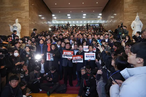 传尹锡悦下午赴国会道歉请辞 议员组人墙不给进!总统办公室又说不去了