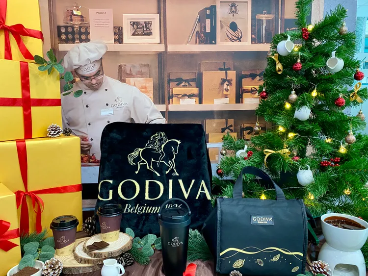 加價預購GODIVA周邊系列，包含法蘭絨毛毯、包溫杯等3款商品。莊偉祺攝