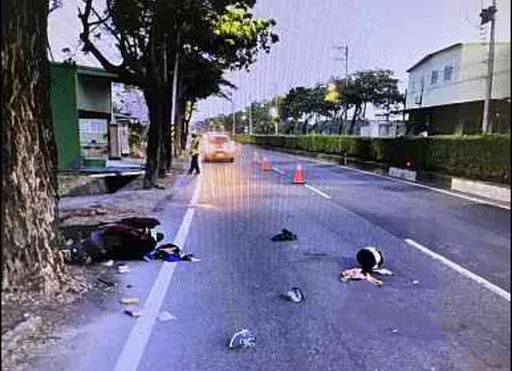 高雄野犬突窜路面酿3机车自摔追撞 1死1伤