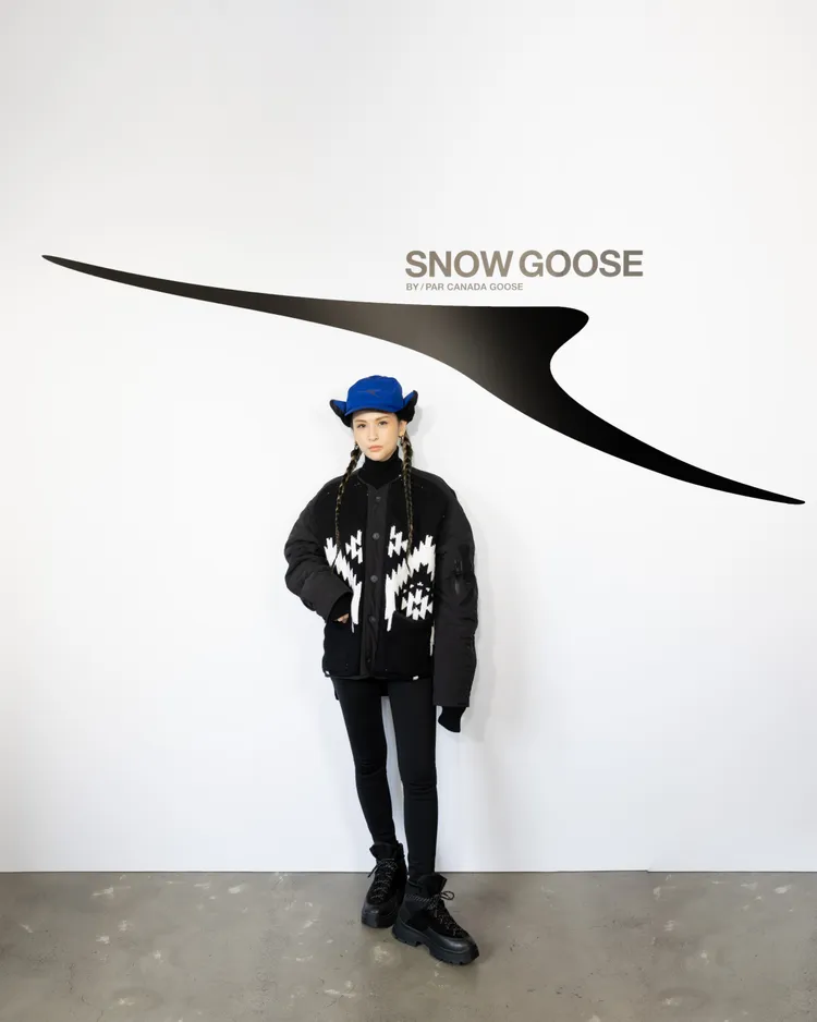 魏如昀身穿Chinook Hybridge針織拼接外套搭配緊身壓縮褲、Avalon帽。品牌提供