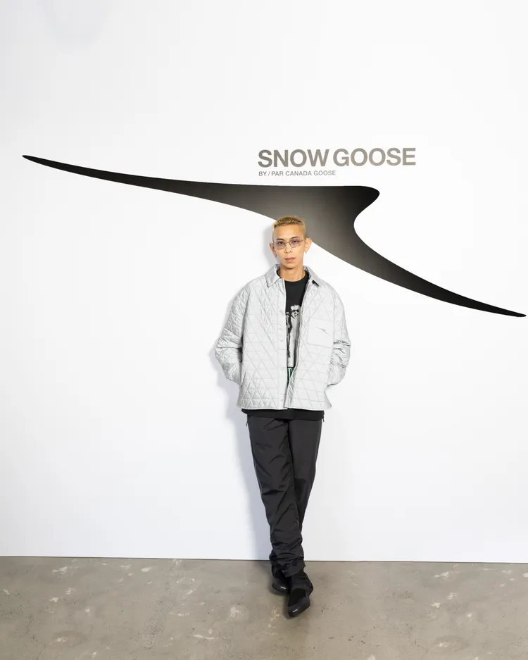 楊艾倫身穿Celestia夾克配上Orion T恤、Ridge黑色縮口褲。品牌提供