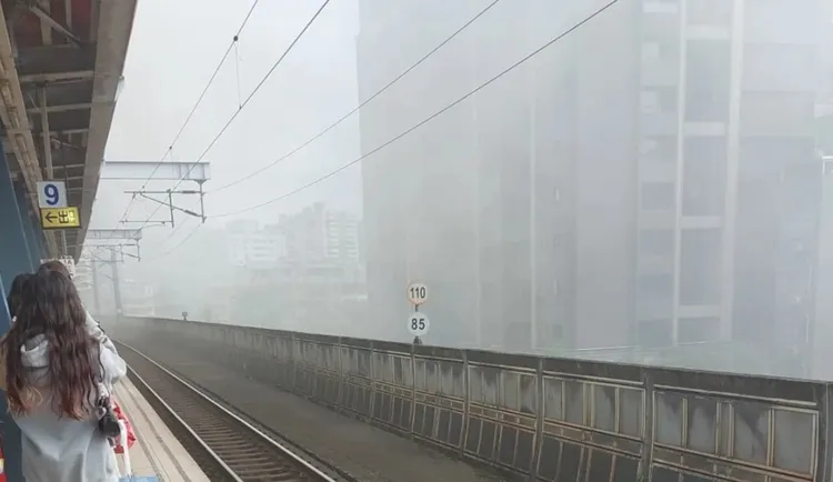 汐止區南昌街餐廳火警，濃煙飄進一旁火車月台。翻攝自汐止集團
