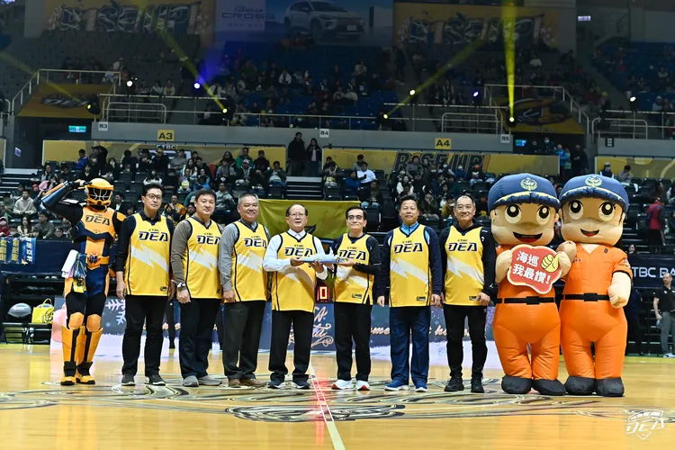 海巡署偵防分署黃錫璋分署長、海巡署北部分署宋子陽分署長、海巡署許靜芝副署長、中信育樂陳國恩董事長、海巡署張忠龍署長、海巡署謝慶欽副署長、海巡署金馬澎分署陳泗川分署長。海巡署提供