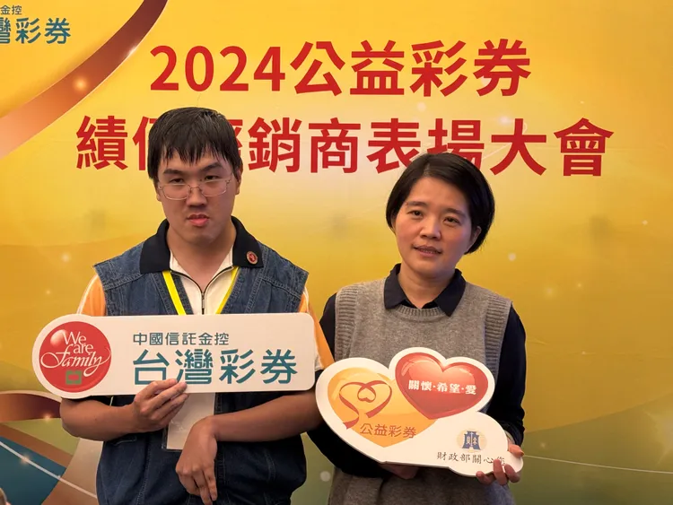 台北市內湖區的合益投注站的店長郭岳霖（左）投入台彩短短幾年就獲佳績。記者張綵茜攝